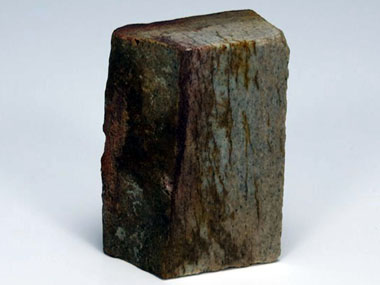 A rocha trata-se de um aplito granítico.