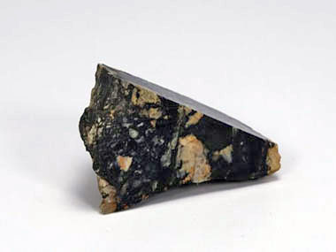 A variedade de turmalina que esta rocha contém é a escorlite (negra e
rica em ferro).